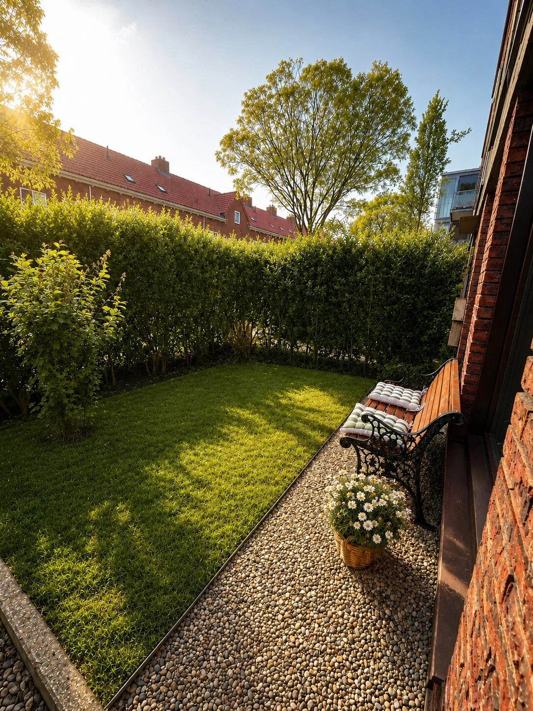 Beschutte privé-tuin met zitbankje bij Studio Timor