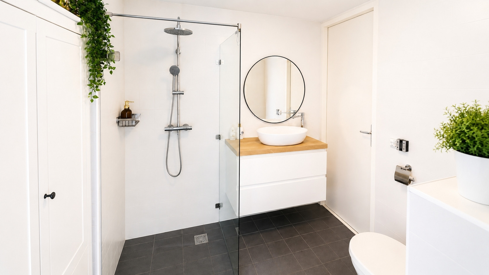 Moderne privébadkamer van Studio Timor met regendouche