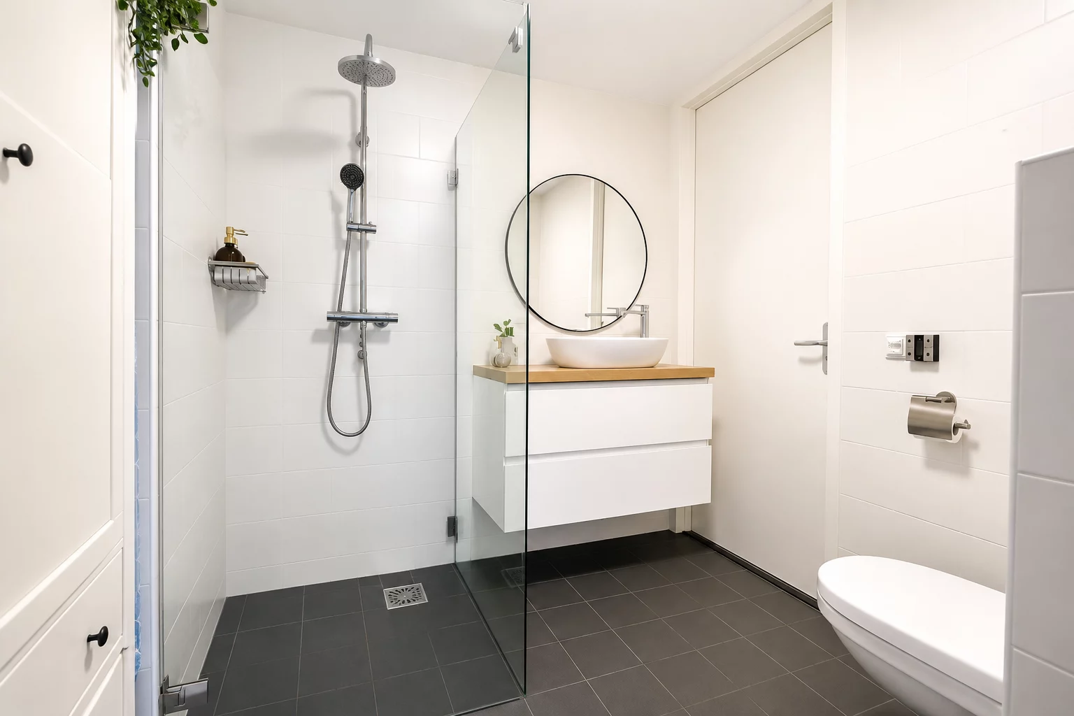 Moderne privébadkamer van Studio Timor met inloopdouche en toilet