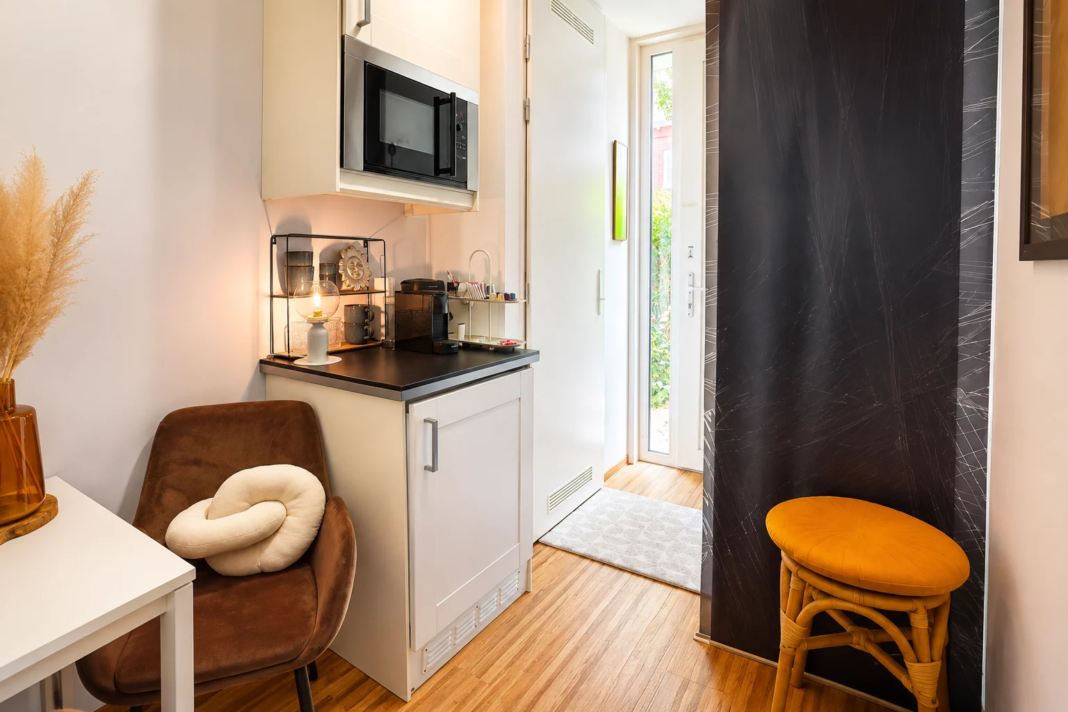 Kitchenette van Studio Timor met magnetron, koffievoorzieningen en eigen entree
