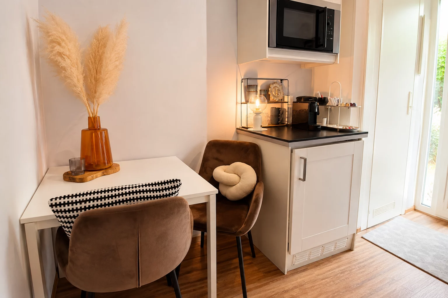 Eethoek en kitchenette in Studio Timor