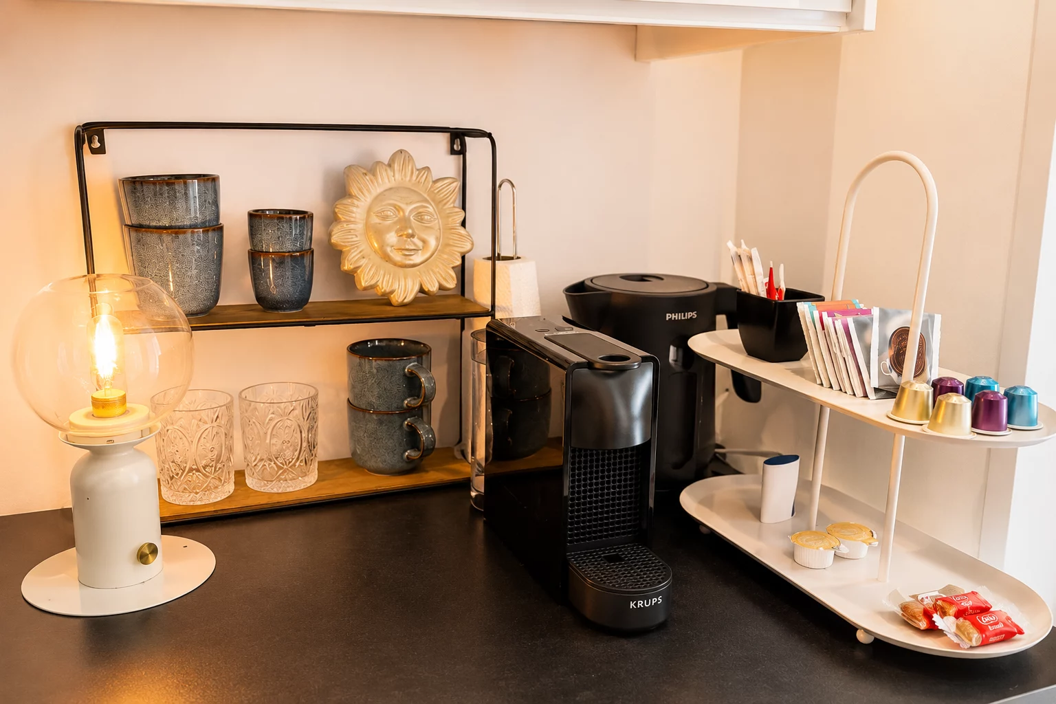 Koffiehoek in Studio Timor met Nespresso-apparaat en koffiecups